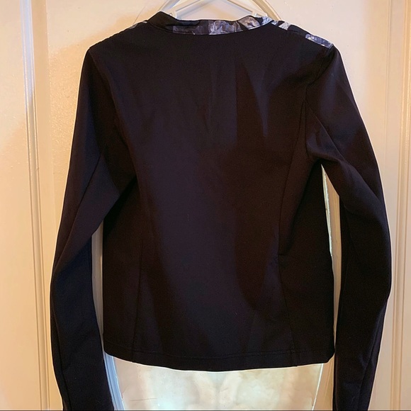 Like new Lululemon jacket - Picture 4 of 4